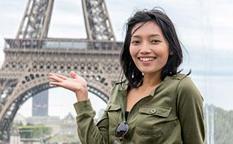 Meisje aan Eiffeltoren
